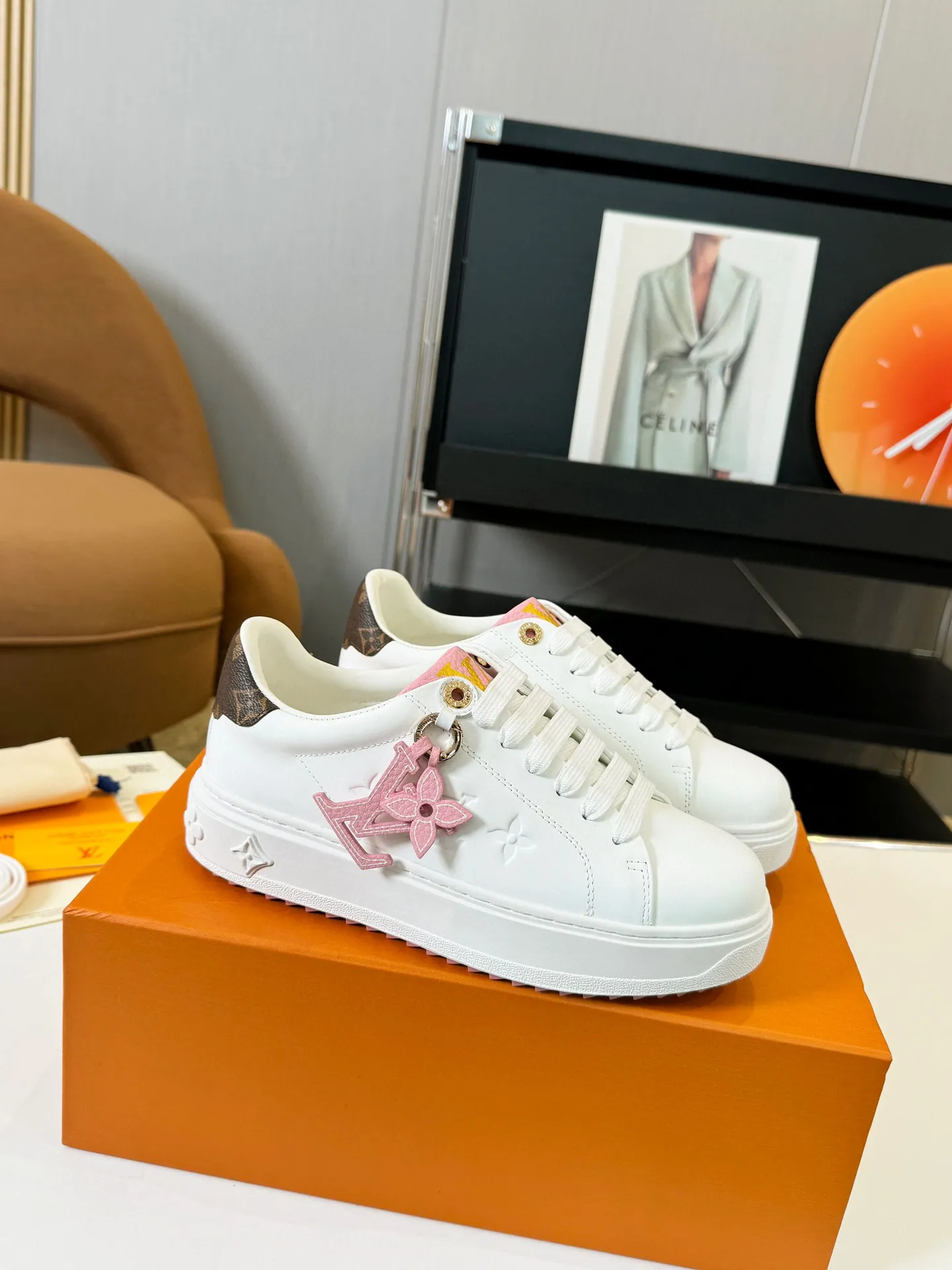 Men's Men's Shoes 💰💰660 Women's LV [Beverly Hills Sports Shoes Series] This Beverly Hills sports shoes are made of grained cow leather with Damier pattern, echoing the current season's leather goods series. The thick rubber outsole is lightweight, and an embossed Louis Vuitton logo adds a branding touch. Padded insole and technical fabric lining enhance comfort.  Detailed Features ♛ Embossed grained cowhide leather ♛ Ultra-lightweight rubber outsole ♛ Louis Vuitton logo on tongue and outsole ♛ Size: 35-40